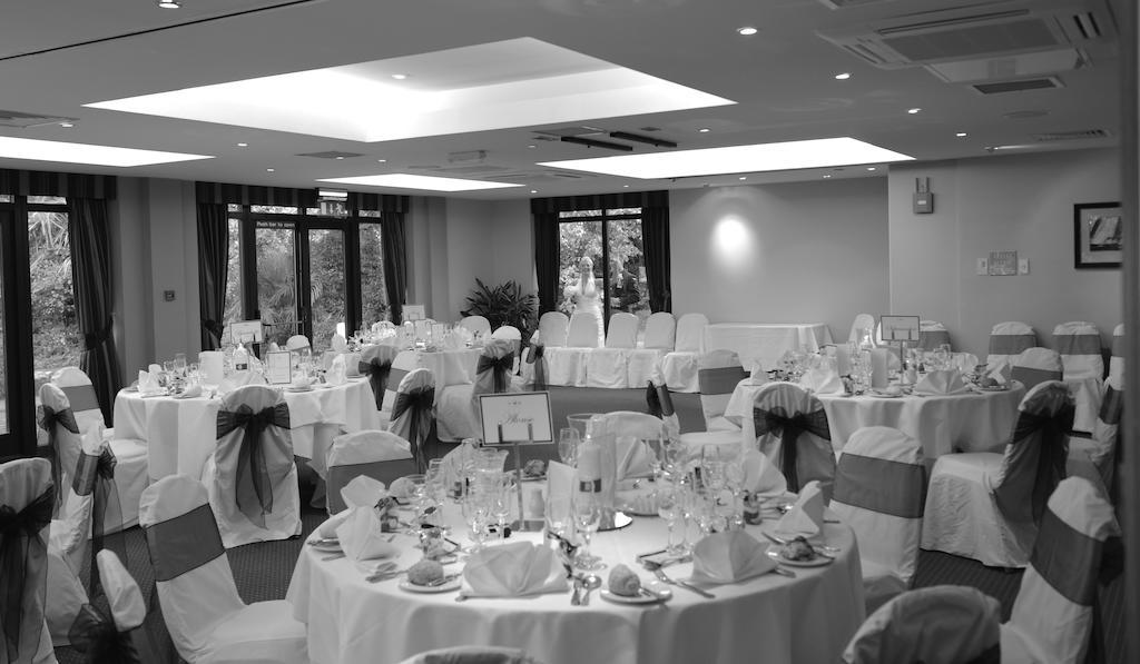 Frensham Pond Country House Hotel & Spa Farnham  Bagian luar foto